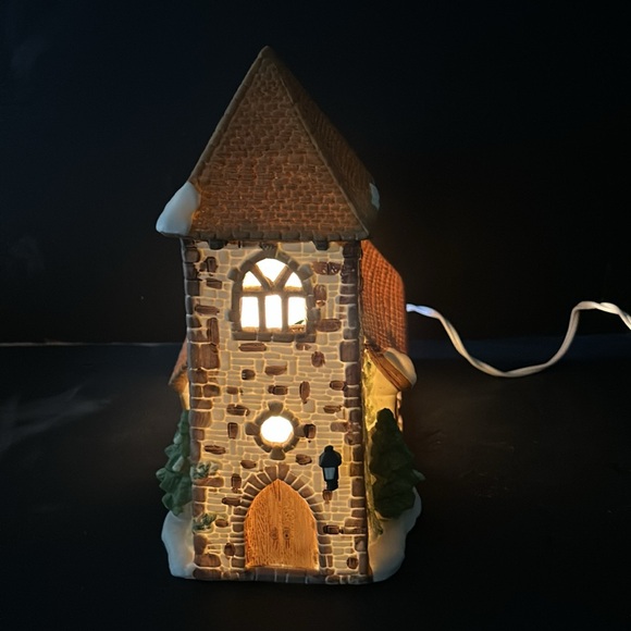 Vintage Dept 56  1985 ceramic  light up DICKENS VILLAGE CHURCH - Picture 3 of 15